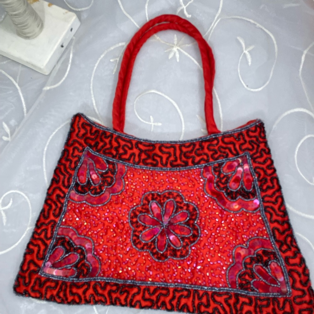 GORGEOUS BLOODY Red sequinned beaded cocktail party bag .